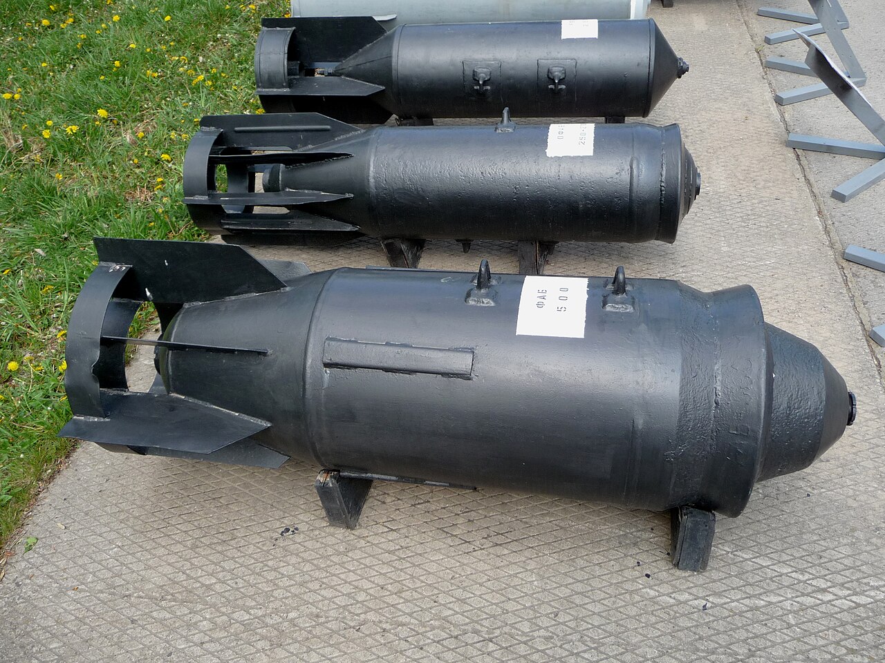 Air-dropped bombs 2009 G1.jpg
